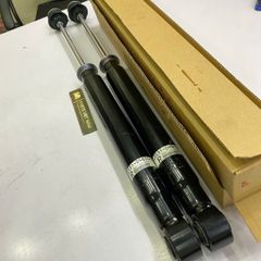 Giảm xóc sau, phuộc nhún sau Toyota Sienna LE 3.5L đời 2011 - 2020. Hàng Showa Japan thay 1 đôi bảo hành 12 tháng. Động cơ: 2GR-FE. Mã: 48531-09850, 4853109850