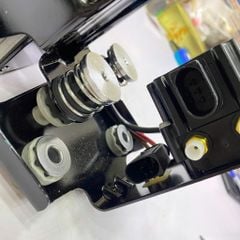 Bơm hơi nâng gầm giảm xóc BMW 750i, 750li, 760li, 550i, 740li, 535i, 540i, 530i đời 2009 - 2017. Hàng Oem thay thế chất lượng cao. Mã 37206875176, 37206789165, 37206789450, 37206794465, 37206864215