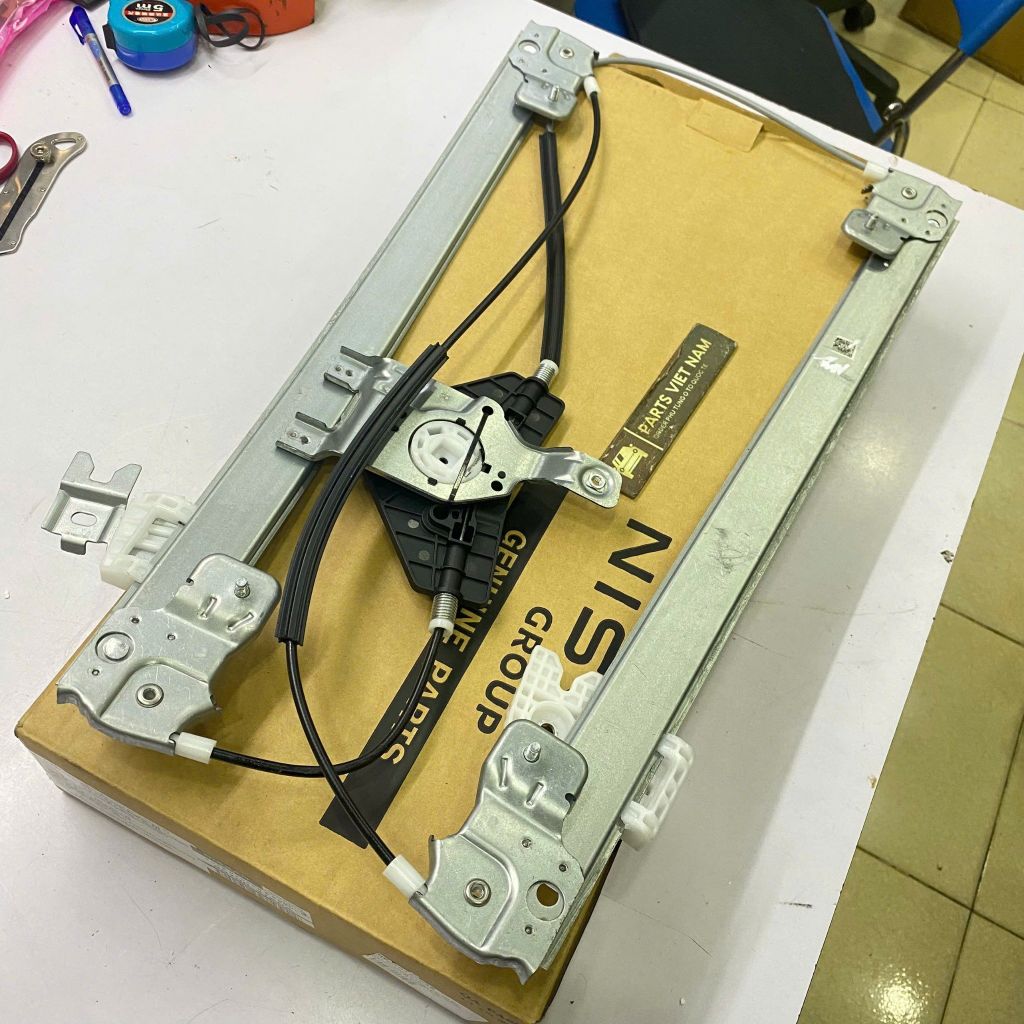 Cơ cấu nâng hạ kính, compa nâng hạ kính cửa trước trái và phải cho Infiniti QX60, JX35, Nissan Pathfinder đời 2013 - 2021. Hàng Dongfeng thay thế chất lượng cao. Mã 807213JA0A (LH), 807203JA0A (RH) ( 1 cái )