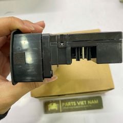 Cụm công tắc lên xuống kính tổng, công tắc chủ cửa lái phía trước bên tài xe BMW X5 E53 các phiên bản 3.0i, 4.4i, 4.6is, 4.8is, 3.0d đời 1999 - 2006. Hàng thay thế chất lượng cao đặt 12 ngày. Mã OEM 61316962505, 61318373691, 61318381514