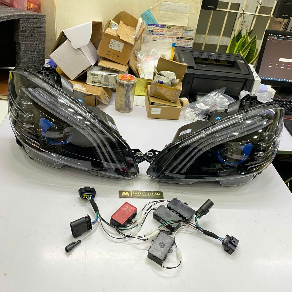 Đèn pha, cụm đèn pha trước xe mercedes C class W204 C180, C200, C250, C300 đời 2008 - 2011. Hàng độ nâng cấp kiểu maybach, thay thế cho đèn halogen và xenon đặt 12 ngày. Mã A2048200159, A2048200259, A2048202959, A2048203059 ( 1 đôi )
