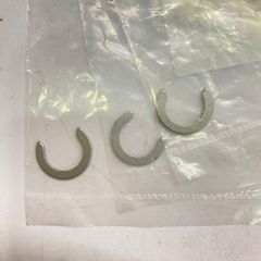 Phe gài trục càng cua hộp số phụ, Phe hãm trục chuyển tầng (Transfer Shift Fork Snap Ring) Lexus LX570, LX450d; Toyota Land Cruiser (V8 4.6/5.7/4.5D), Sequoia, Tundra. Hàng Toyota Chính hãng. Mã 90520-13006, 9052013006