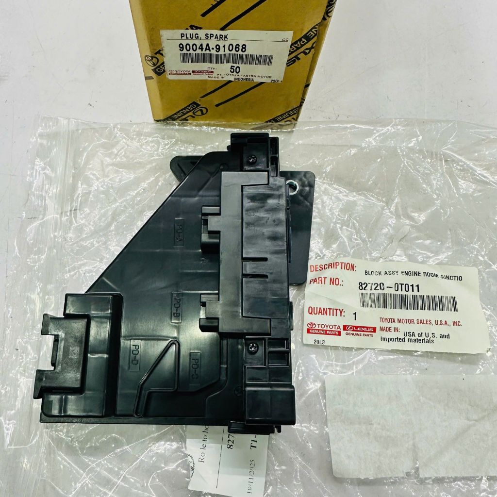 Hộp cầu chì Toyota Venza đời 2012 - 2015. Hàng xịn Toyota. Mã 82720-0T020, 827200T020, 82720-0T011, 827200T011