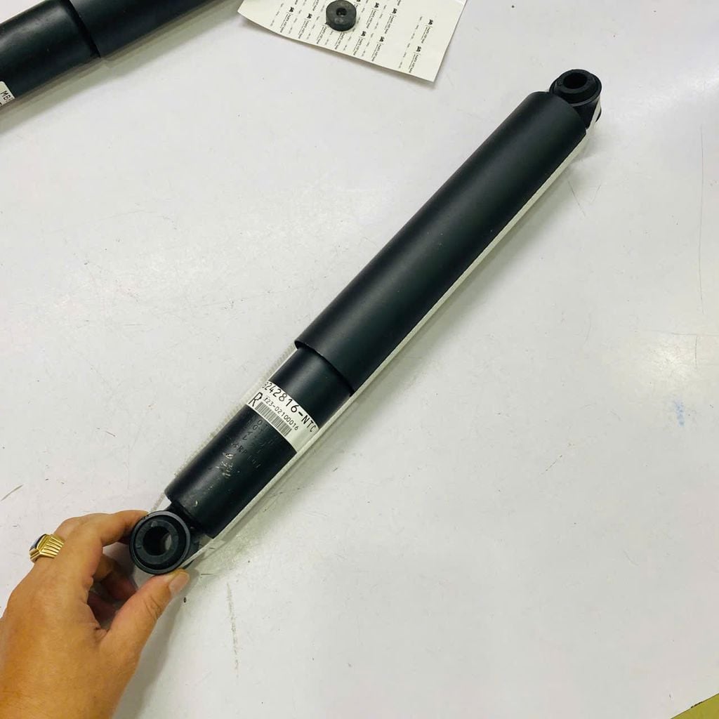 Giảm xóc sau (Phuộc nhún sau) Mitsubishi Pajero V31, V32, V33, V43, V45 (Form cũ/Ngân hàng) đời 1991 - 2008. Hàng Showa. Mã MB663364