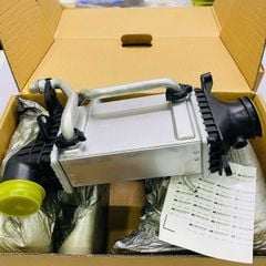 Két làm máy Turbo, Ống cổ hút Turbo Mercedes-Benz C Class 200 250 3300 (W205), E Class 200 350 (W213), GLC 200 300 (X253, C253), GLE (V167), CLA (C118) động cơ 2.0L M274, M264 đời 2013 - 2023. Hàng Berh. Mã A2740900414