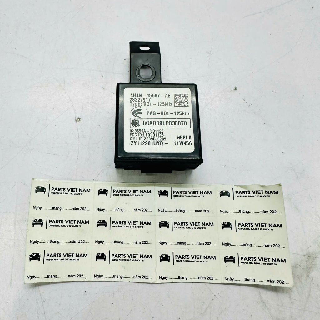 Hộp nhận tín hiệu chìa khóa (RF Receiver) Land Rover Range Rover Sport, Discovery 4, Evoque, Jaguar XF, XJ đời 2010 - 2016. Hàng tháo xe đặt hàng 6 - 8 ngày. Mã AH4N-15607-AE, AH4N15607AE. Tần số 315MHz / 433MHz