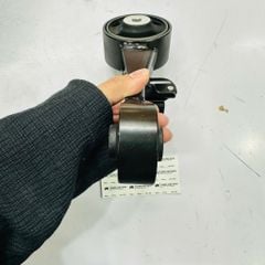 Chân máy giằng (Chân số 8), Chân đầu máy Toyota Camry 2.5, Venza 2.7, Highlander 2.7, Sienna 2.7, Lexus RX270 đời 2009 - 2017. Máy 1AR, 2AR hàng cao cấp. Mã 123090V010, 12309-0V010