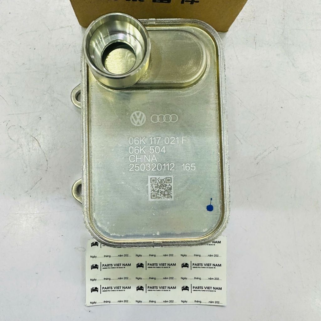 Két làm mát nhớt (Két sinh hàn) Audi A4 B9, Q5, VW Tiguan, Passat. Máy EA888 Gen 3. Hàng Faw Audi China. Mã 06K117021F, 06K117021J, 06K117021H