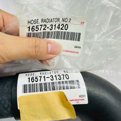 Ống nước dưới két nước (Outlet Hose) Lexus GS300, GS350, GS460, GS450h đời 2005-2011. Hàng xịn Toyota đặt hàng 5 - 10 ngày. Mã 16572-31420, 1657231420 ( 1 ống )