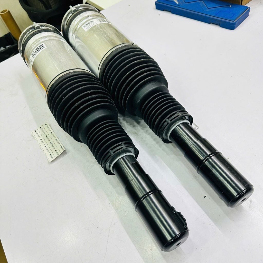 Giảm xóc bóng hơi (Phuộc hơi) Trước Phải Range Rover Vogue (L405), Sport (L494) đời 2013 - 2022. Có cảm biến điện (CVD). Hàng OEM BWI đặt hàng 4 - 6 ngày. Mã LR044851 LR052783 LR057252 LR060154 LR072449 LR087082