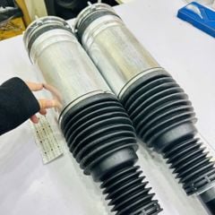 Giảm xóc bóng hơi (Phuộc hơi) Trước Phải Range Rover Vogue (L405), Sport (L494) đời 2013 - 2022. Có cảm biến điện (CVD). Hàng OEM BWI đặt hàng 4 - 6 ngày. Mã LR044851 LR052783 LR057252 LR060154 LR072449 LR087082