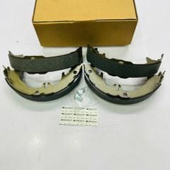 Bộ má phanh tay (Parking Brake Shoe) nằm trong lòng đĩa sau xe Toyota Fortuner đời 2016 - 2024. Hàng cao cấp. Mã 4655060070 ( 1 bộ 4 miếng )