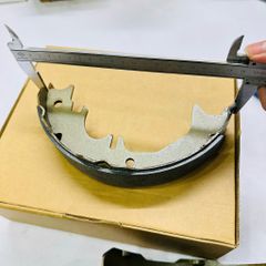Bộ má phanh tay (Parking Brake Shoe) nằm trong lòng đĩa sau xe Toyota Fortuner đời 2016 - 2024. Hàng cao cấp. Mã 4655060070 ( 1 bộ 4 miếng )