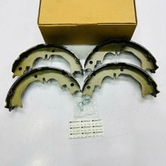 Bộ má phanh tay (Parking Brake Shoe) nằm trong lòng đĩa sau xe Toyota Fortuner đời 2016 - 2024. Hàng cao cấp. Mã 4655060070 ( 1 bộ 4 miếng )
