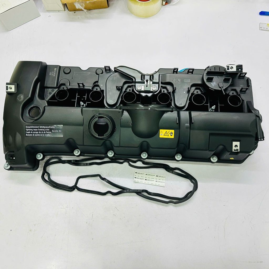 Nắp giàn (dàn) cò (Engine Valve Cover) cho động cơ BMW N52N (3.0L) cho BMW X1 X3 E83 E84, F25, X5 E70, 328i E90, E60, E61, F10, F11 523i, 525i, 528i, 530i, F01, F02 730i, 730Li, X1, X3, X5 đời 2007 - 2013. Hàng Febi. Mã 11127552281