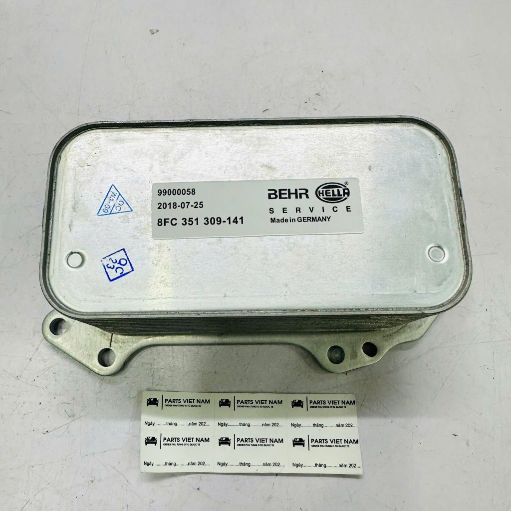 Két làm mát dầu động cơ, cụm sinh hàn (Engine Oil Cooler) Mercedes-Benz C200, C300 W205, E200, E300 W213, GLC200, GLC300, X253 đời 2017 - 2023. Động cơ M264 EQ Boost. Hàng OEM. Mã OE: A2641880001, A2641880000