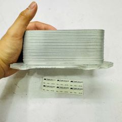 Két làm mát dầu động cơ, cụm sinh hàn (Engine Oil Cooler) Mercedes-Benz C200, C300 W205, E200, E300 W213, GLC200, GLC300, X253 đời 2017 - 2023. Động cơ M264 EQ Boost. Hàng OEM. Mã OE: A2641880001, A2641880000