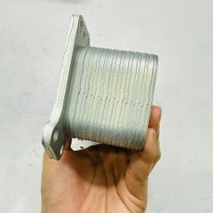 Két làm mát dầu động cơ, cụm sinh hàn (Engine Oil Cooler) Mercedes-Benz C200, C300 W205, E200, E300 W213, GLC200, GLC300, X253 đời 2017 - 2023. Động cơ M264 EQ Boost. Hàng OEM. Mã OE: A2641880001, A2641880000