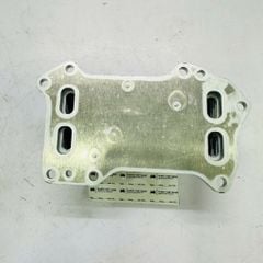 Két làm mát dầu động cơ, cụm sinh hàn (Engine Oil Cooler) Mercedes-Benz C200, C300 W205, E200, E300 W213, GLC200, GLC300, X253 đời 2017 - 2023. Động cơ M264 EQ Boost. Hàng OEM. Mã OE: A2641880001, A2641880000