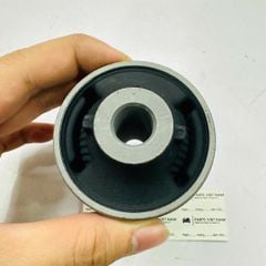 Cao su càng chữ A quả nhỏ giữa càng xe Nissan Teana, Altima, Murano, Juke, Pathfinder, Xtrail T32 ( quả đuôi càng ) và Infiniti JX. Mã OE Phải: 545001AA0A, 54500JN00A. Trái: 545011AA0A, 54501JN00A