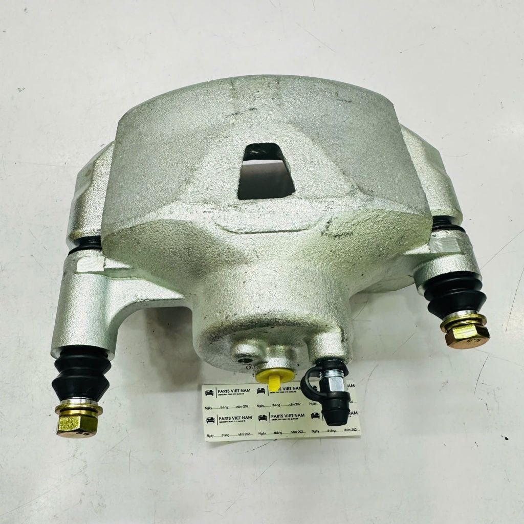 Cụm phanh đĩa trước liền gông phanh bên trái và bên phải cho xe Toyota Innova, Fortuner, Hilux đời 2004 - 2016. Hàng chất lượng cao. Mã OE: 477300K020 (Phải/RH), 477500K020 (Trái/LH) ( 1 cụm )