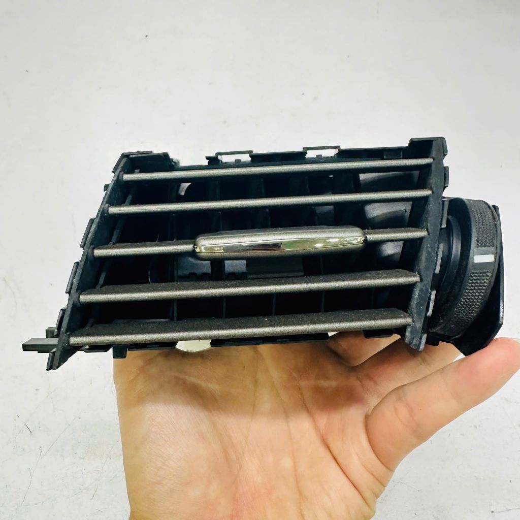 Cửa gió điều hòa trung tâm bên phải Lexus LS460, LS600 đời 2006 - 2012. Hàng tháo xe còn 90% đặt hàng 8 -10 ngày. Mã 5557460071