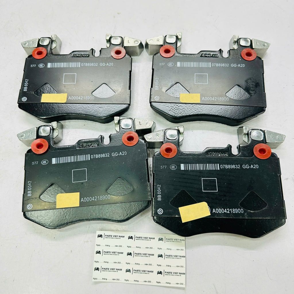 Bộ bố thắng hay má phanh đĩa trước Mercedes Benz GLC 200, GLC 250, GLC 300 X253 đời 2014 - 2022. Mã A0004207902, A0004208503