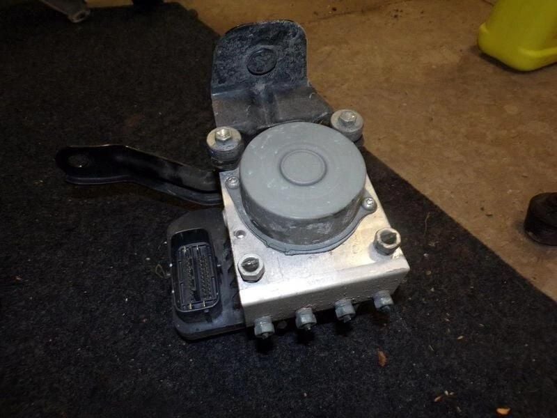 Cụm bơm phanh ABS (Anti-Lock Brake Actuator Assembly) hàng tháo xe còn 90% Toyota Corolla Le nhập Mỹ và Toyota Matrix đời 2009 - 2010. Đặt hàng Châu Âu 8 - 10 ngày. Mã 44540-02200, 4454002200, 44050-02440