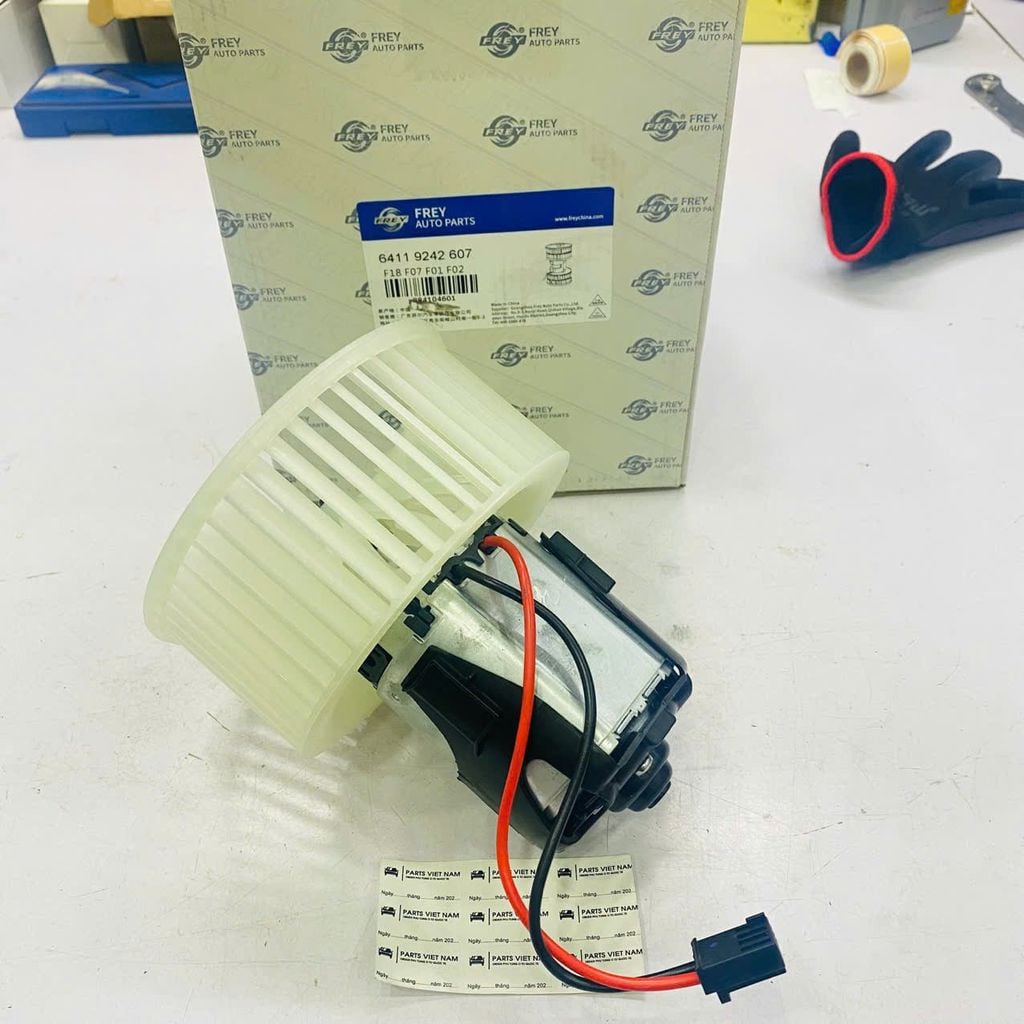 Mô tơ quạt gió điều hòa, quạt dàn (giàn) lạnh trước cao cấp chuẩn OEM Frey cho BMW 520i, 523i, 528i, 535i, M5 (F10/F11), 6 Series (F12/F13) và 730i, 740i, 740Li, 750Li, 760Li (F01/F02) đời 2009 - 2016. Mã OE: 64119242607
