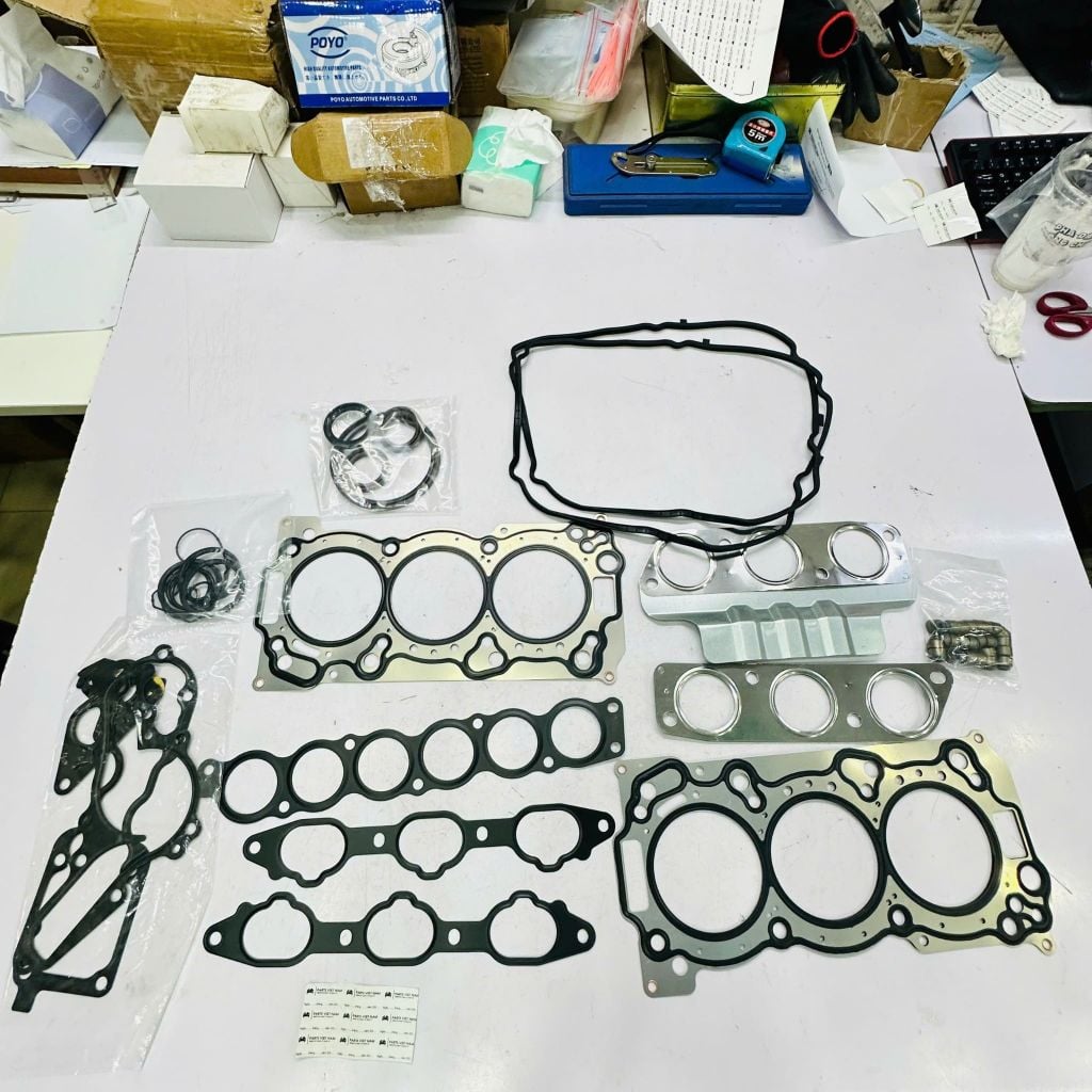 Bộ gioăng phớt đại tu động cơ Mitsubishi Pajero Sport đời 2011 - 2016 sử dụng động cơ xăng 3.0L V6 (6B31). Hàng chất lượng cao phớt nhật gioăng thép. Mã 1000B789