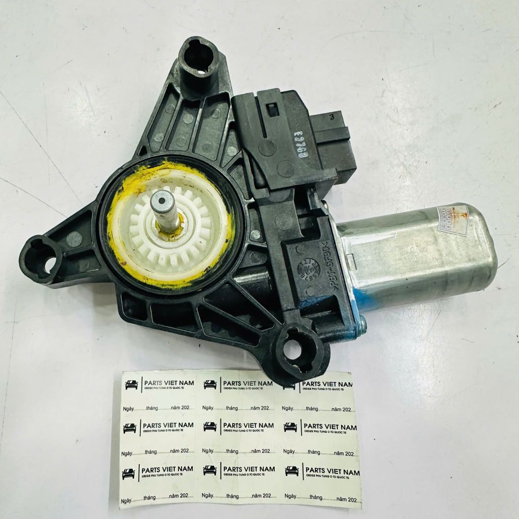 Cụm mô tơ điều khiển lên xuống kính cửa sau Mercedes W205 (C200, C250, C300), X253 (GLC200, GLC300), W213 (E200, E300) đời 2015 - 2020. Hàng tháo xe Châu Âu đặt 8 - 10 ngày Mã: Trái A2139060502 / A2059060301 và Phải A2139060602 / A2059060401 ( 1 cái )
