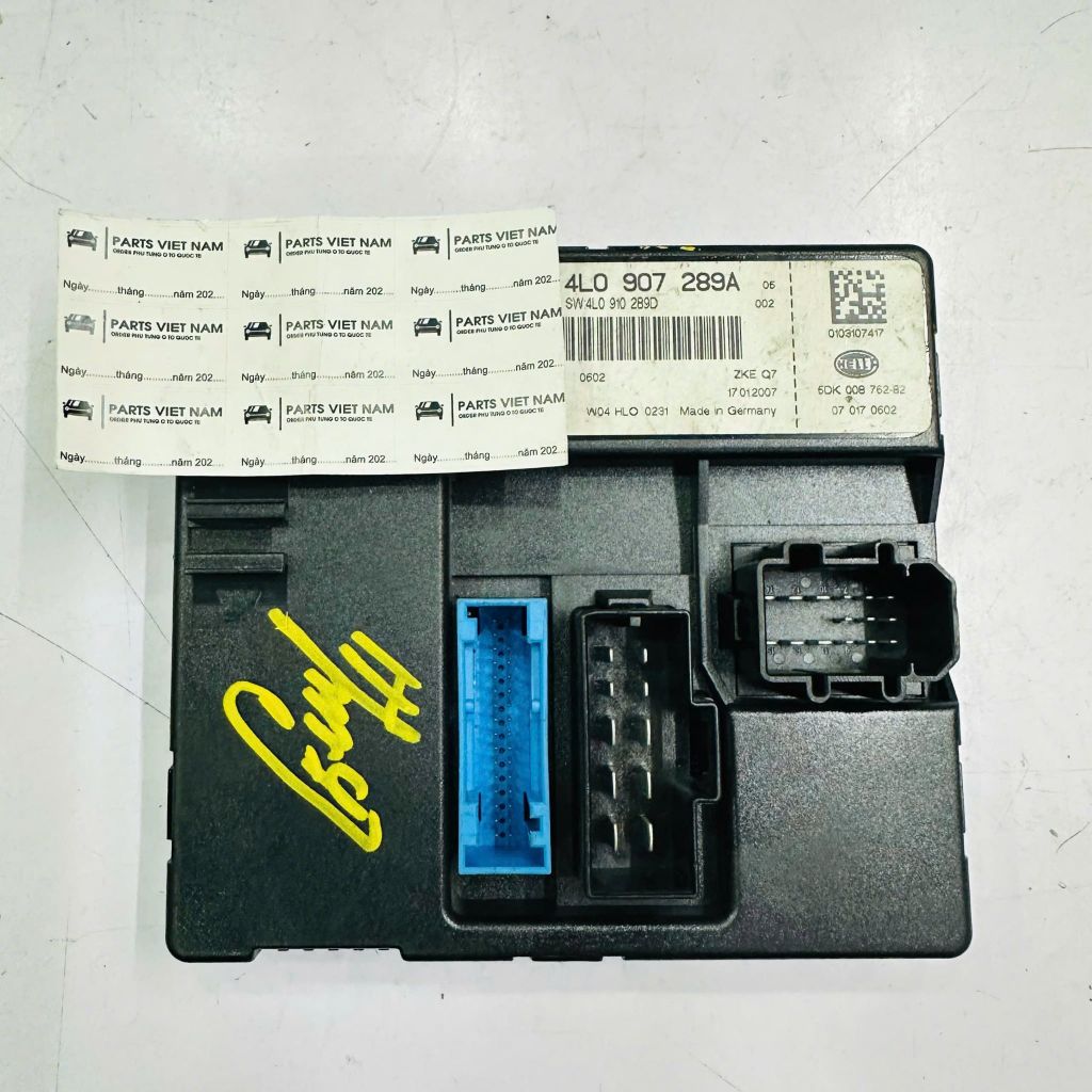 Cụm hộp điều khiển hệ thống tiện nghi J393 chuẩn tháo xe xịn dành cho Audi Q7 thế hệ thứ nhất đời 2007 - 2015. Đặt hàng 8 - 10 ngày. Mã 4L0907289A, 4L0910289D