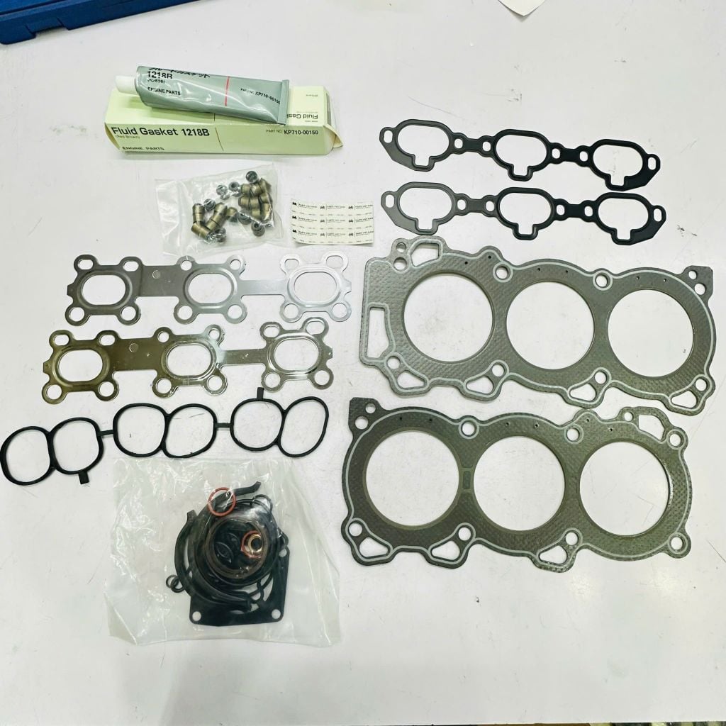 Bộ gioăng phớt đại tu động cơ tổng thành máy V6 3.0L (VQ30DE) cho Nissan Maxima (A33), Nissan Cefiro (A33), Infiniti I30 đời 2000 - 2004. Hàng cao cấp phớt Nhật. Mã 10101-4Y529, 101014Y529
