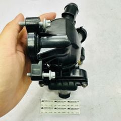 Cụm van hằng nhiệt nước làm mát động cơ M264 (1.5L & 2.0L EQ Boost) Mercedes-Benz C200 (1.5L), C300 (2.0L) (W205), E200, E300 (2.0L) (W213), S320 (W222) và GLE 300, GLE 450 (W167). Hàng Mec xịn. Mã A2642001501, 2642001501