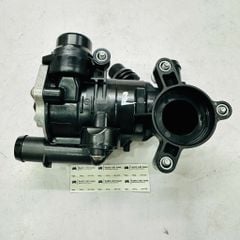Cụm van hằng nhiệt nước làm mát động cơ M264 (1.5L & 2.0L EQ Boost) Mercedes-Benz C200 (1.5L), C300 (2.0L) (W205), E200, E300 (2.0L) (W213), S320 (W222) và GLE 300, GLE 450 (W167). Hàng Mec xịn. Mã A2642001501, 2642001501