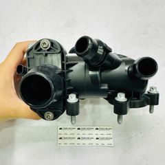 Cụm van hằng nhiệt nước làm mát động cơ M264 (1.5L & 2.0L EQ Boost) Mercedes-Benz C200 (1.5L), C300 (2.0L) (W205), E200, E300 (2.0L) (W213), S320 (W222) và GLE 300, GLE 450 (W167). Hàng INA. Mã A2642001501, 2642001501