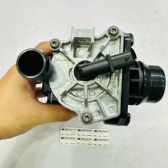 Cụm van hằng nhiệt nước làm mát động cơ M264 (1.5L & 2.0L EQ Boost) Mercedes-Benz C200 (1.5L), C300 (2.0L) (W205), E200, E300 (2.0L) (W213), S320 (W222) và GLE 300, GLE 450 (W167). Hàng Mec xịn. Mã A2642001501, 2642001501