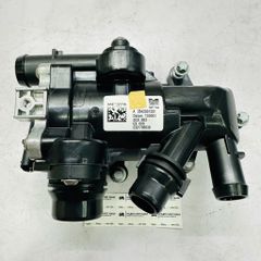 Cụm van hằng nhiệt nước làm mát động cơ M264 (1.5L & 2.0L EQ Boost) Mercedes-Benz C200 (1.5L), C300 (2.0L) (W205), E200, E300 (2.0L) (W213), S320 (W222) và GLE 300, GLE 450 (W167). Hàng Mec xịn. Mã A2642001501, 2642001501
