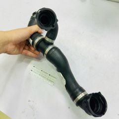 Ống dẫn nước làm mát két nước phía trên bên Trái Mercedes-Benz động cơ 2.0L CGI: GLC 300 (W253 / X253) và E200, E300 Coupe/Cabriolet (C238 / A238) đời 2017 - 2026. Hàng xịn Mec. Mã  A2385019200, 2385019200