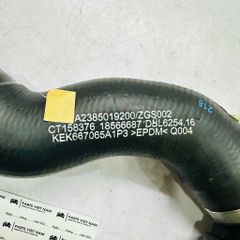 Ống dẫn nước làm mát két nước phía trên bên Trái Mercedes-Benz động cơ 2.0L CGI: GLC 300 (W253 / X253) và E200, E300 Coupe/Cabriolet (C238 / A238) đời 2017 - 2026. Hàng xịn Mec. Mã  A2385019200, 2385019200