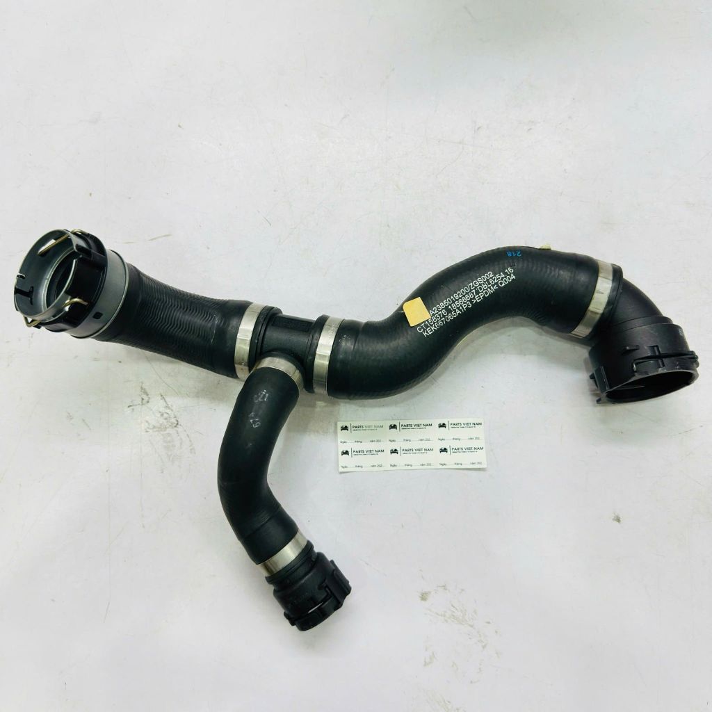 Ống dẫn nước làm mát két nước phía trên bên Trái Mercedes-Benz động cơ 2.0L CGI: GLC 300 (W253 / X253) và E200, E300 Coupe/Cabriolet (C238 / A238) đời 2017 - 2026. Hàng xịn Mec. Mã  A2385019200, 2385019200