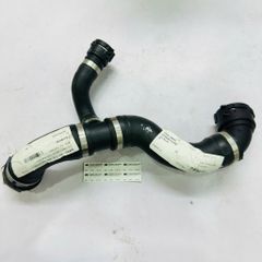 Ống dẫn nước làm mát két nước phía trên bên Trái Mercedes-Benz động cơ 2.0L CGI: GLC 300 (W253 / X253) và E200, E300 Coupe/Cabriolet (C238 / A238) đời 2017 - 2026. Hàng xịn Mec. Mã  A2385019200, 2385019200