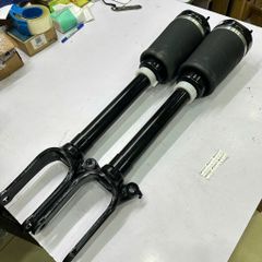 Giảm xóc hay phuộc nhún trước W164 GL320, GL350, GL420, GL450, GL500, ML280, ML300, ML320, ML350, ML420, ML450, ML500 đời 2005 - 2012. Hàng cao cấp đặt 3- 5 ngày. Mã A1643204513, A1643206113 ( 1 cây )