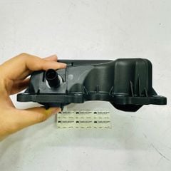 Hộp tách dầu nhớt động cơ (Van PCV) Ford Fiesta, EcoSport, Focus đời 2011 - 2022. Hàng xịn Ford, động cơ 1.5L, 1.6L. Mã AE8Z-6A785-D, AE8Z6A785D, AE8G-6A785-BE, AE8G6A785BE
