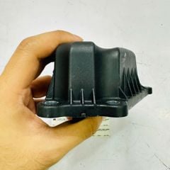 Hộp tách dầu nhớt động cơ (Van PCV) Ford Fiesta, EcoSport, Focus đời 2011 - 2022. Hàng xịn Ford, động cơ 1.5L, 1.6L. Mã AE8Z-6A785-D, AE8Z6A785D, AE8G-6A785-BE, AE8G6A785BE