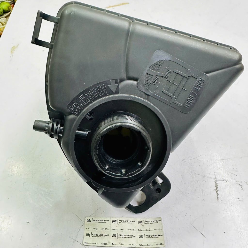 Bình nước phụ làm mát BMW 550i (F10), 750i, 750Li (F02) máy V8 N63. Hàng Berh Hella. Mã 17137601948, 17137575577