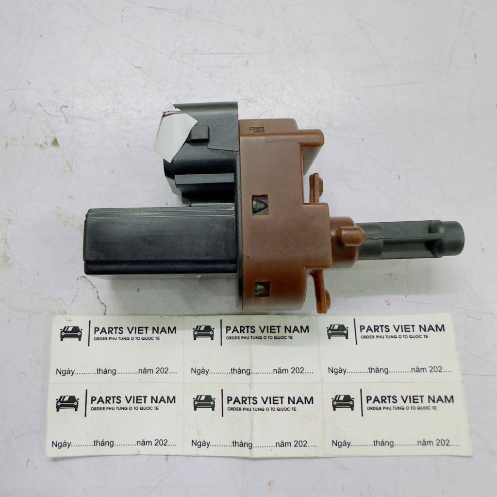 Công tắc chân côn Ford Laser 1.6, Escape 2.3, 3.0, Mazda 6 2.0 (Số sàn) đời 2001 - 2012. Hàng OEM. Mã GJ6A6649YA
