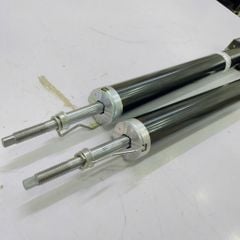 Giảm xóc sau (phuộc nhún sau) Nissan Teana J31, J32 đời 2008 - 2014. Hàng Showa thay 1 đôi bảo hành 12 tháng động cơ 2.0L, 2.5L. Mã 56210JN00C ( 1 cây )