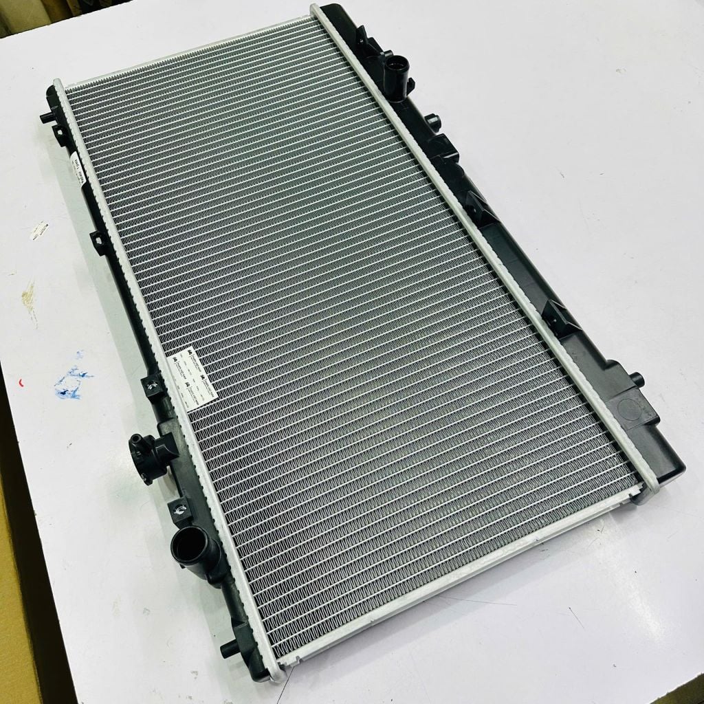 Két nước làm mát động cơ Ford Laser 1.6, Mazda 323, Premacy số sàn (MT) đời 2000 - 2005. Hàng Tongshin Taiwan, tản nhiệt nhôm. Mã B6FN15200, B6BF15200G, BPD315200H