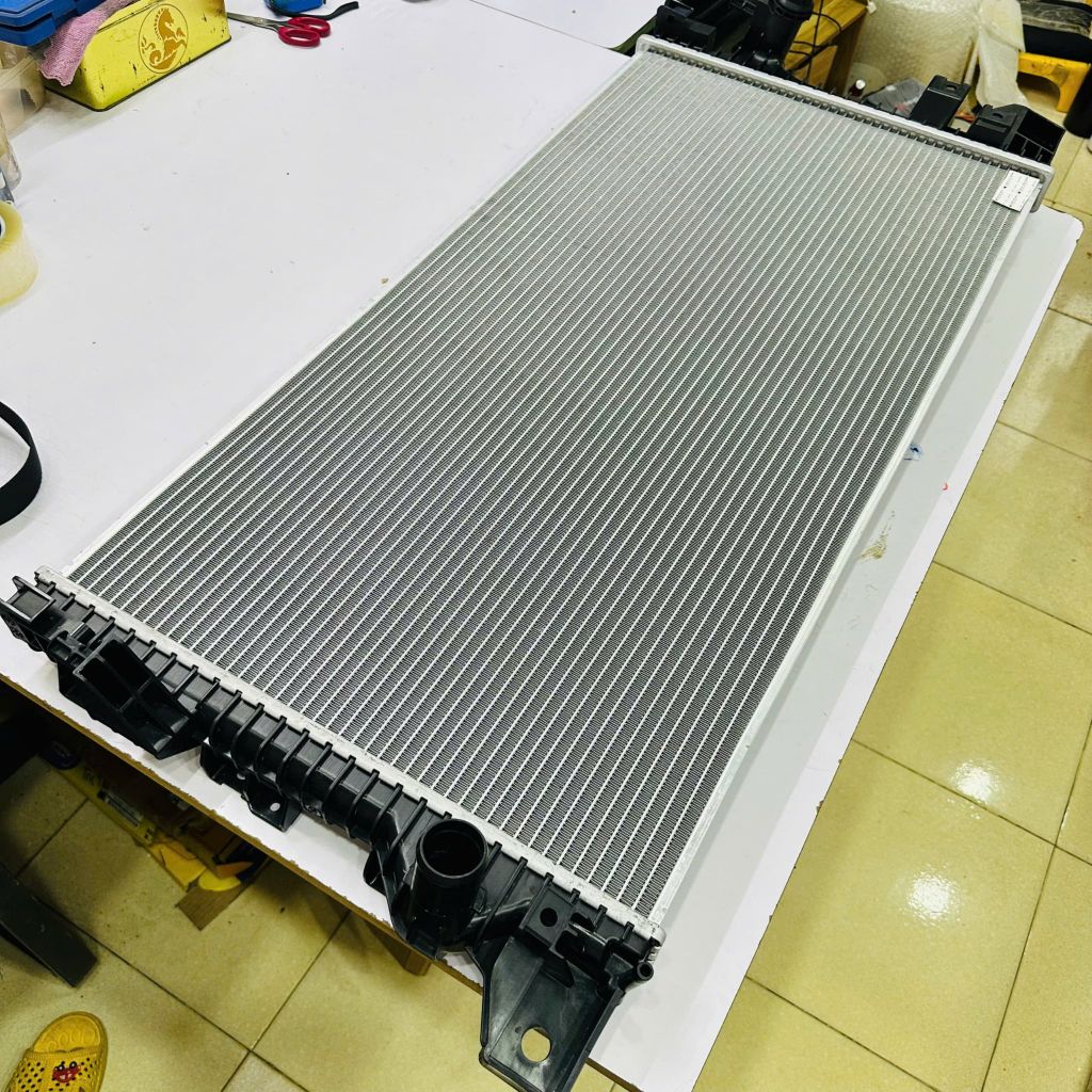 Két nước làm mát (Radiator) Ford F150, Expedition, Lincoln Navigator động cơ V6 2.7L (EcoBoost), V6 3.0L (Diesel - LION B), V6 3.3L (Duratec hút khí tự nhiên), và V6 3.5L GTDI (EcoBoost) đời 2017 - 2021. Hàng cao cấp. Mã HL3Z-8005-B, HL3Z8005B